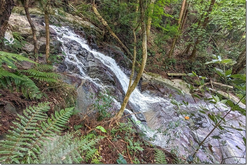 糸島、鳴滝の様子・景観。下流、ベンチ