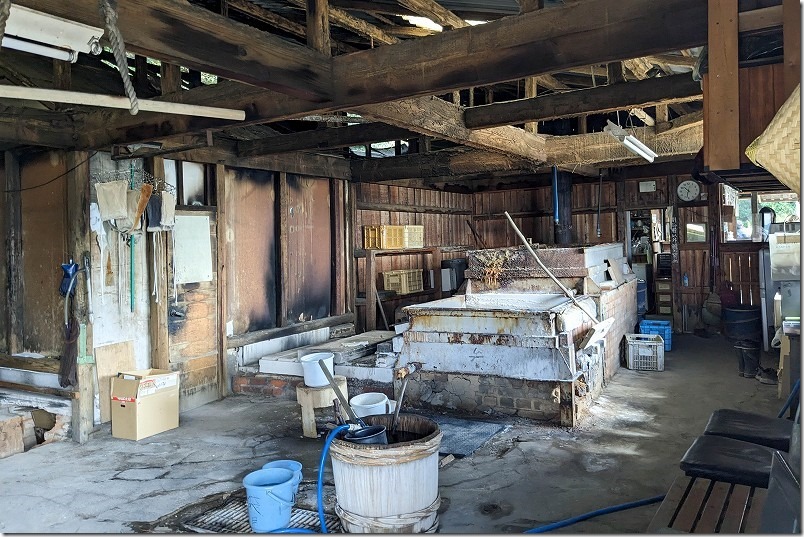 またいちの塩、製塩所の海水を窯焚きする釜 またいちの塩、製塩所の海水を窯焚きする釜