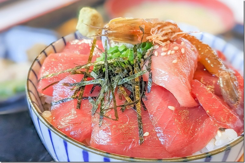 糸島、西浦漁港、まる弥の魚卓のマグロ漬け丼