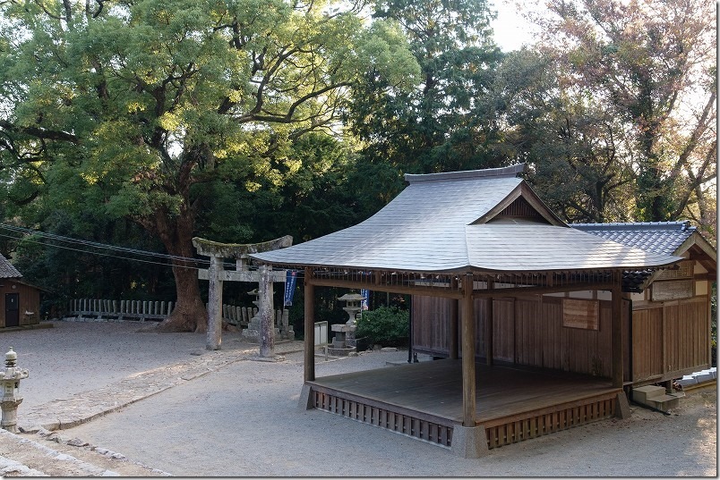 高祖神社の境内、神楽殿