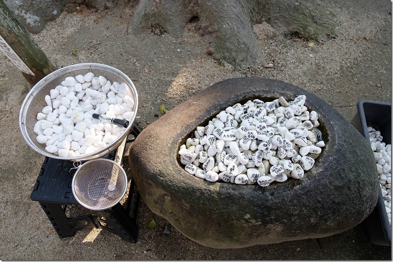 太郎丸神社で落ちない鈴に合格祈願、石に祈願。福岡市西区、糸島 太郎丸神社で落ちない鈴に合格祈願、石に祈願。福岡市西区、糸島