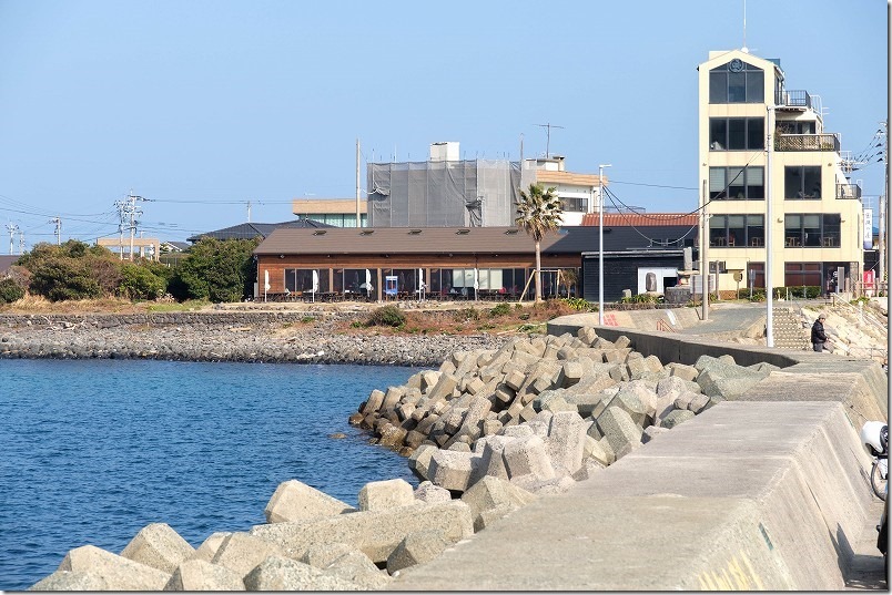 芥屋漁港と白浜屋