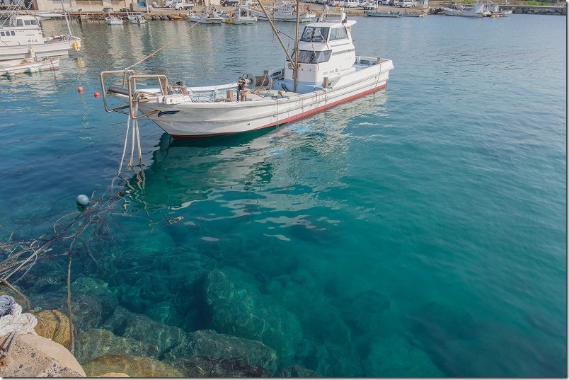 糸島、芥屋漁港の透明な青い海