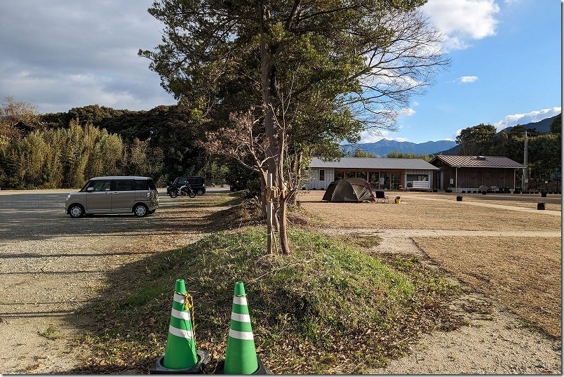 かなたけの里公園キャンプ場,フリーサイトと駐車場
