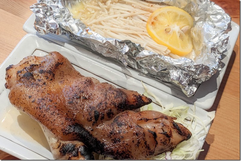 屋台ふう酒場「たちまち」。豚足焼き、エノキバター 屋台ふう酒場「たちまち」。豚足焼き、エノキバター