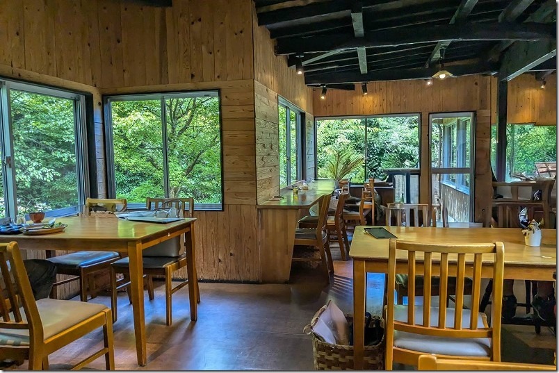 バイキングレストラン農の店内の雰囲気。窓辺の緑や川 バイキングレストラン農の店内の雰囲気。窓辺の緑や川