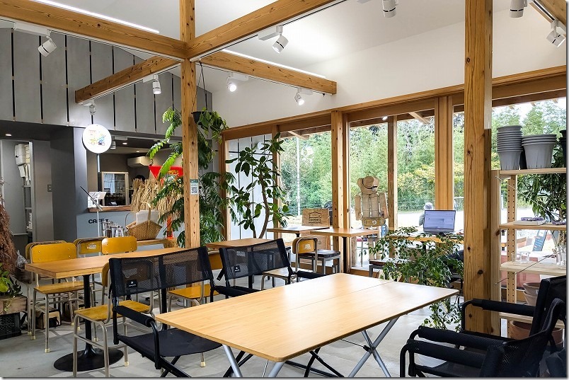 かなたけの里公園 カフェの店内の様子(テーブル席・カウンター席)