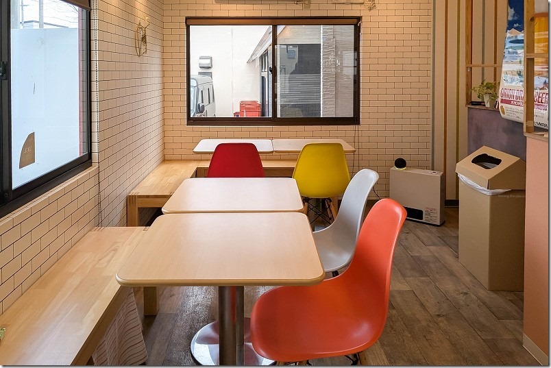 ホットドッグハウス りんごちゃんの店内、テーブル席、イートイン ホットドッグハウス りんごちゃんの店内、テーブル席、イートイン