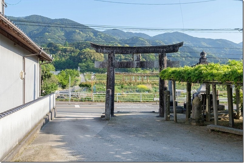 雉琴神社への境内入口(車) 雉琴神社への境内入口(車)