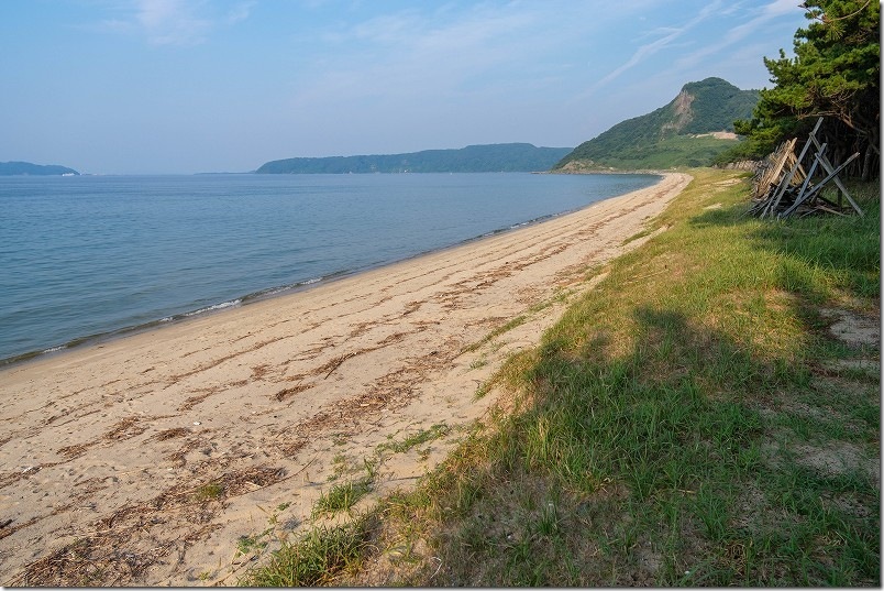 長浜海岸の砂浜と毘沙門山 長浜海岸の砂浜と毘沙門山