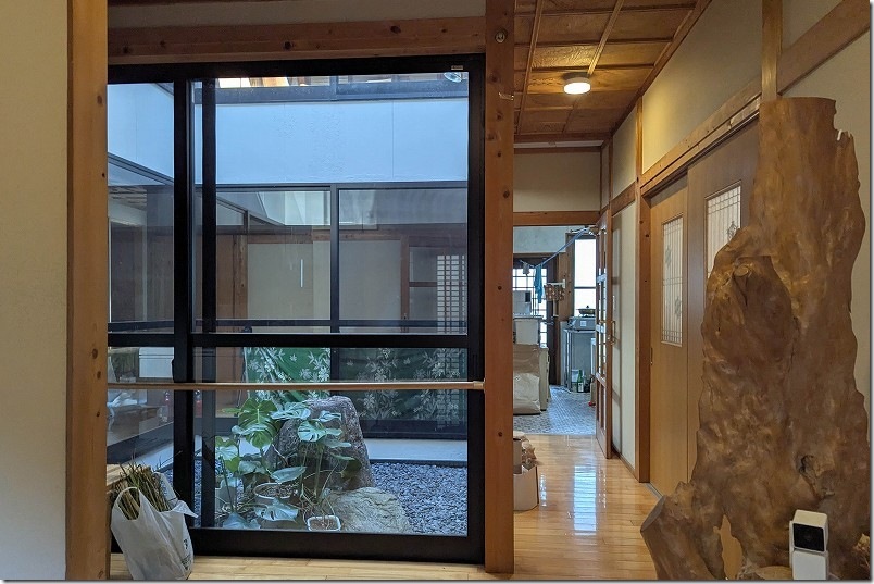 糸島 まるで普通の家！一軒家レストラン「バリバリバリ」の入口内