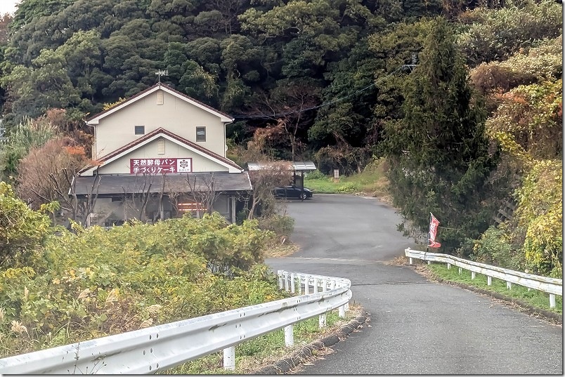 糸島市二丈 パン屋 大楠 お店の横には海