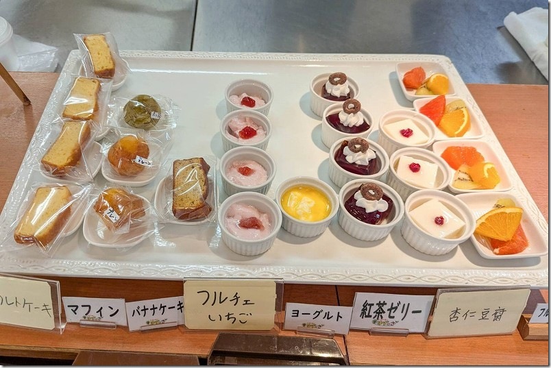 「ゆずのき」のバイキングメニュー デザート各種（ヨーグルト、マフィン、ケーキ、ゼリー、杏仁豆腐）