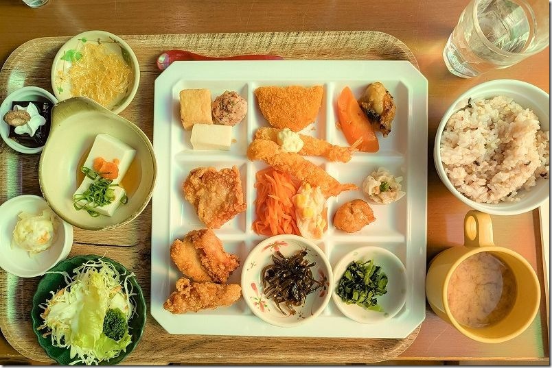 「ゆずのき」のバイキングメニュー 湯豆腐、サラダ、雑穀ごはん、味噌汁、料理