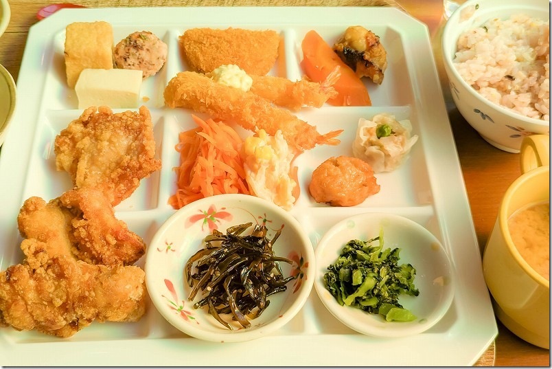 「ゆずのき」のバイキングメニュー 和食・唐揚げ・漬物・サラダ