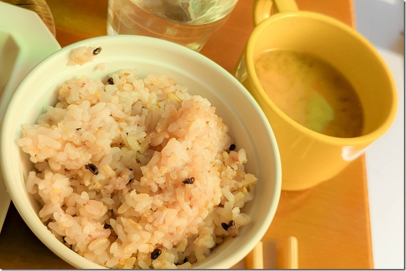 「ゆずのき」のバイキングメニュー 雑穀ごはん、具だくさん味噌汁