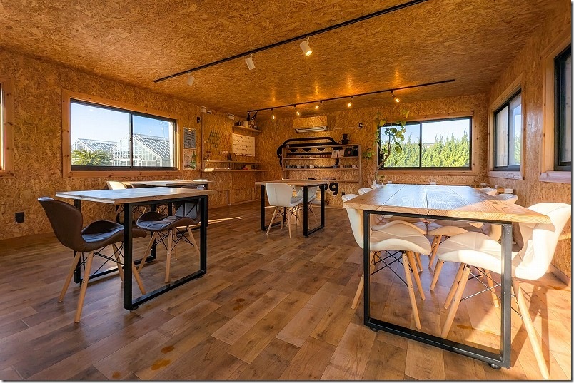 Oot Dog（オオトドッグ）のイートイン、木の温もりある空間