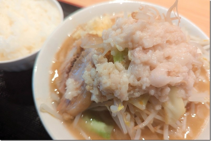 「応援系ラーメン 夢みてなんぼ糸島店」のラーメンを食レポ｜200gで1130円