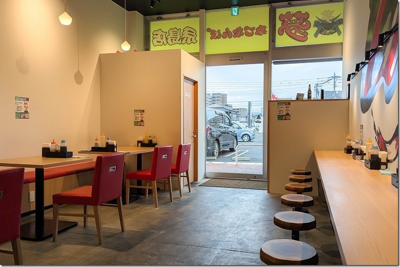 「応援系ラーメン 夢みてなんぼ糸島店」の店内｜テーブル席・カウンター席