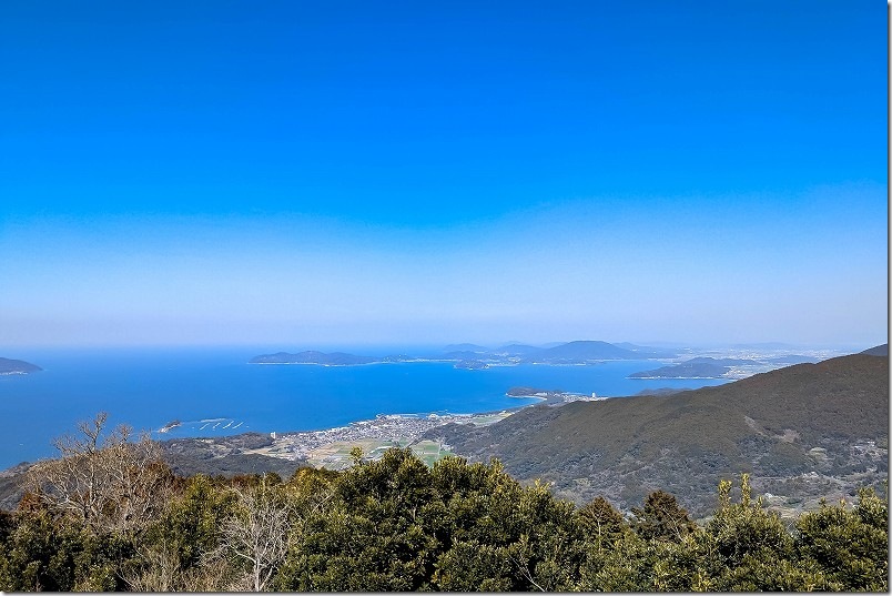 十坊山山頂の坊主岩の上から糸島・福吉方面の景観 十坊山山頂の坊主岩の上から糸島・福吉方面の景観