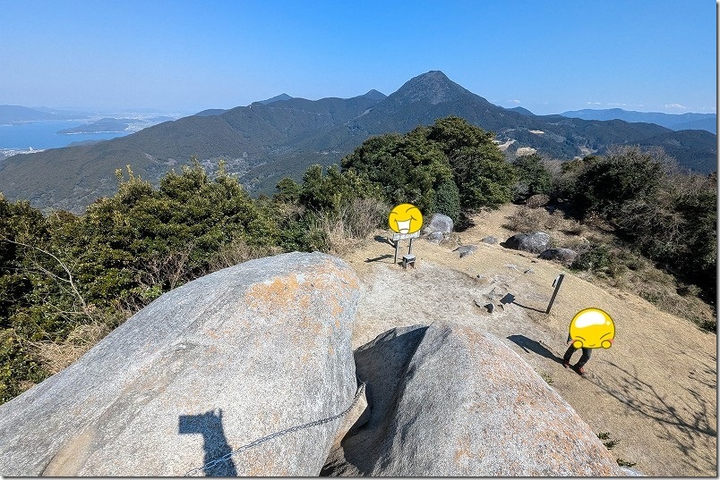 十坊山山頂の坊主岩の上から山頂付近の景観(浮嶽方面) 十坊山山頂の坊主岩の上から山頂付近の景観(浮嶽方面)