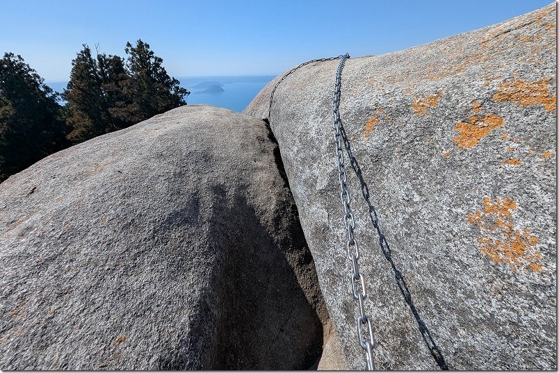 十坊山山頂の坊主岩へ鎖で登る 十坊山山頂の坊主岩へ鎖で登る
