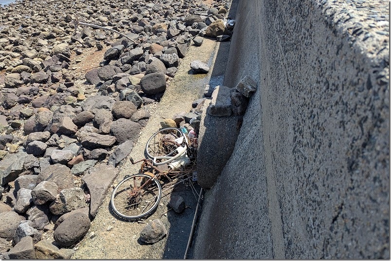 潮干狩りで室見川への降り口｜マンホールに積石