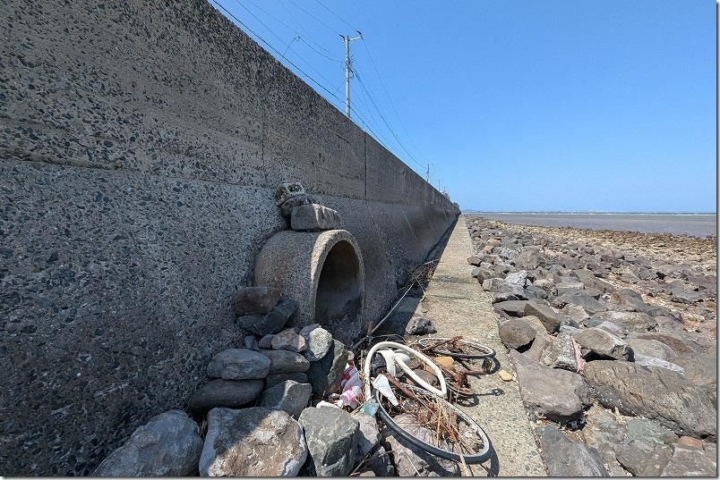 潮干狩りで室見川への降り口｜マンホールに積石