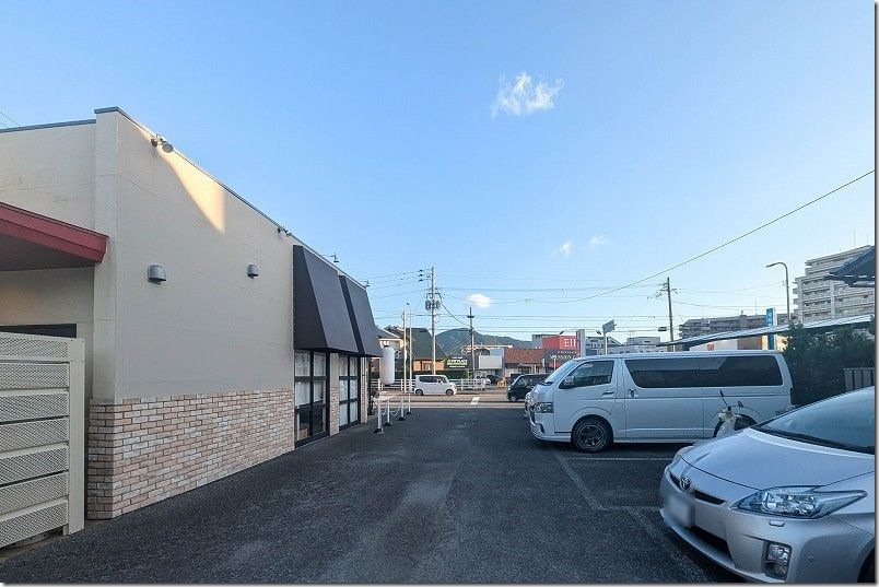 博多長浜ラーメン風靡 今宿店の駐車場（店舗側面）