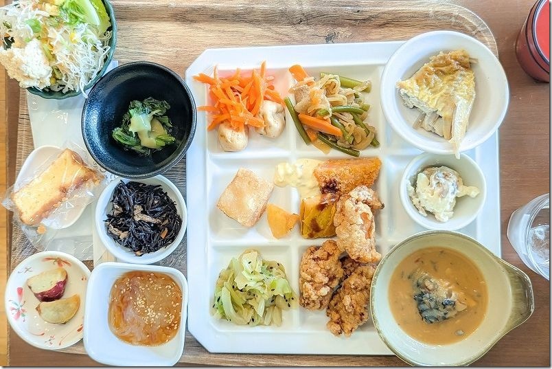 「ゆずのき」の夏バイキングメニュー サラダ、唐揚げ、ところてん、高野豆腐の唐揚げ、うなぎの柳川風などの料理