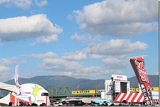 佐賀バルーンフェスタの屋台と電車