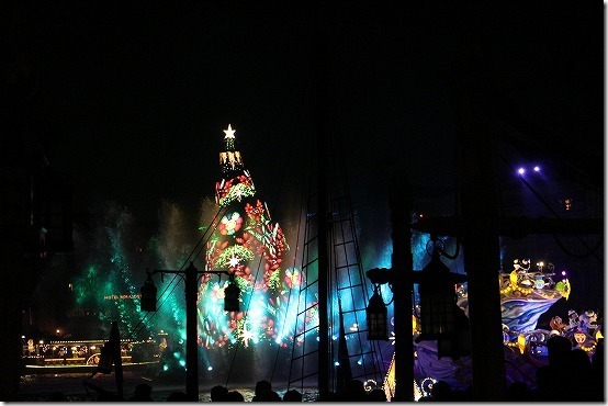 ディズニシーの夜のパレードとクリスマスツリー