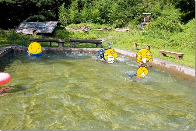 玖珠、宇戸の庄の湧水プールで子供と遊ぶ