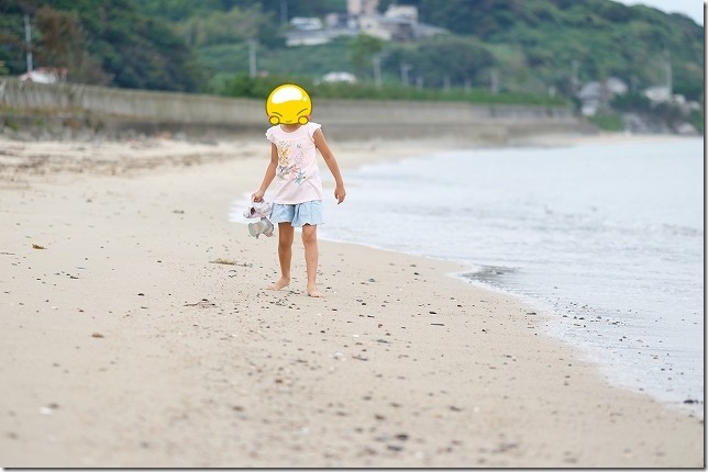 糸島の浜で子供