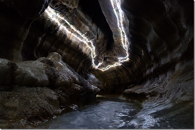 水の中を進む千仏鍾乳洞のLED天井