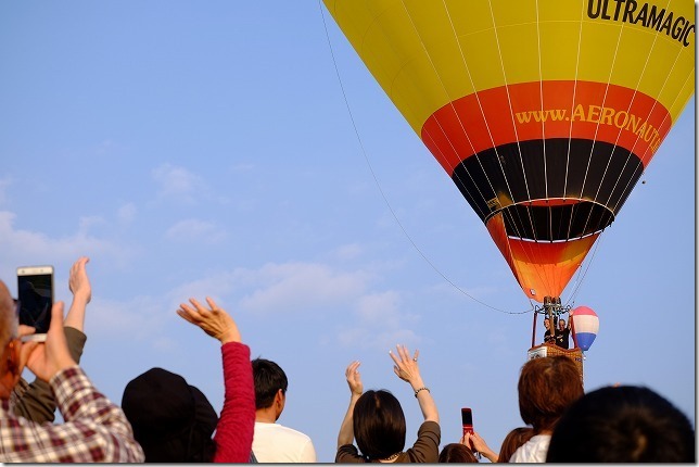 佐賀バルーンフェスタ、観客の上空を気球が