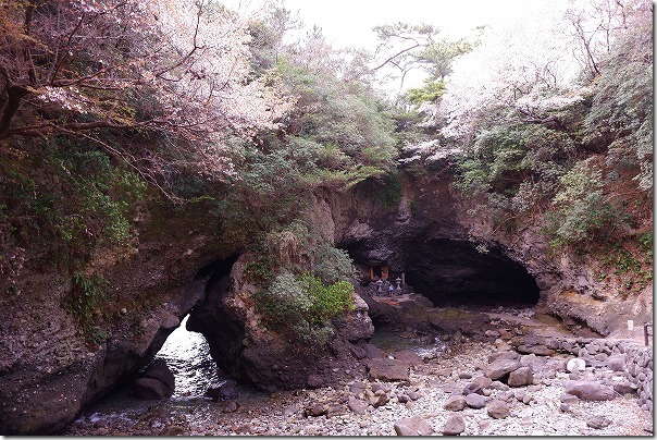 長崎鼻を散策、洞窟