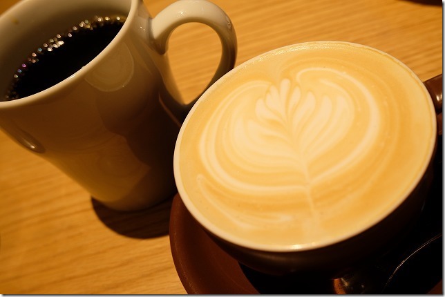 むさしの森珈琲のコーヒーとカフェラテ