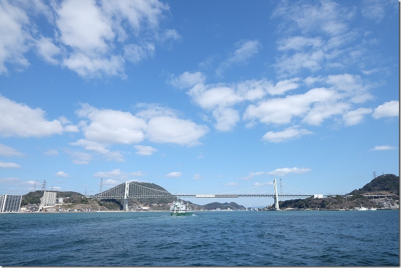 関門海峡の真ん中付近から関門橋
