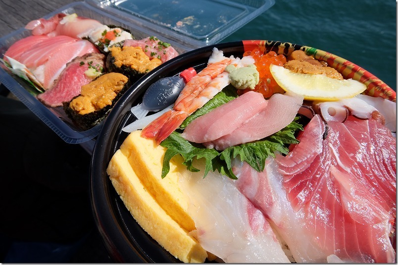 唐戸市場、海鮮丼やお寿司を外で食べる