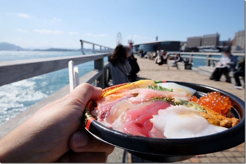 唐戸市場、関門海峡の海沿いで海鮮丼を食べる