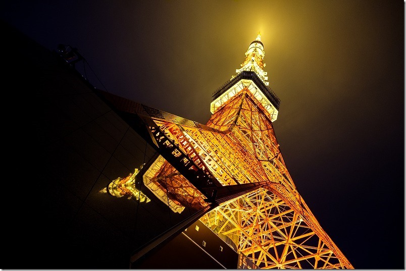 夜の東京タワーを真下から