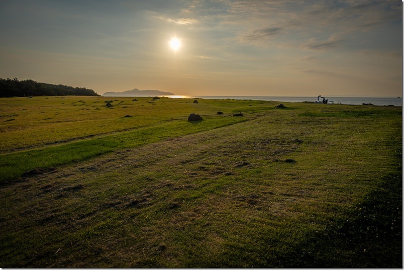 波戸岬のハートのオブジェと夕日、草原