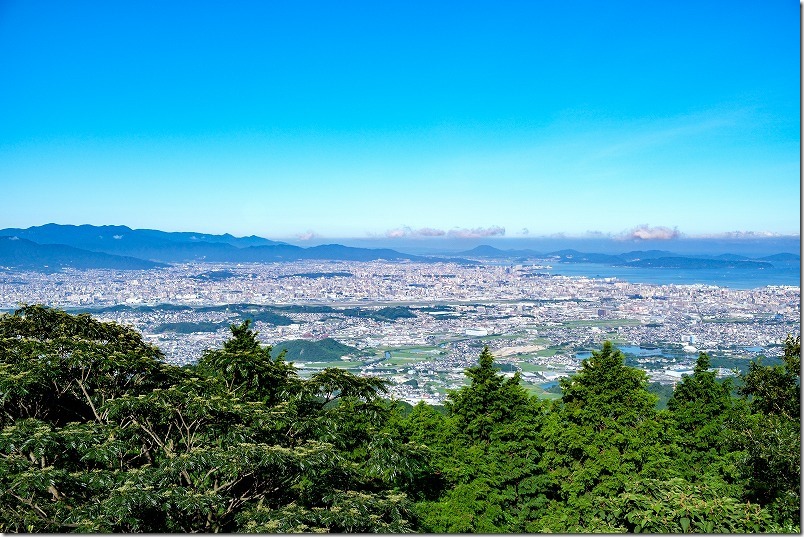 快晴の米山展望台から福岡市中心部を見下ろす