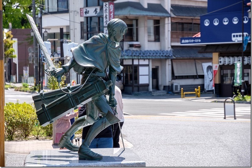 進撃の巨人リヴァイ兵士長の銅像が日田駅前