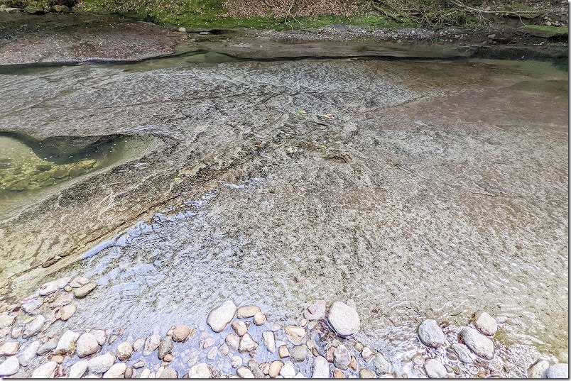 宇戸渓谷の水の流れと一枚岩