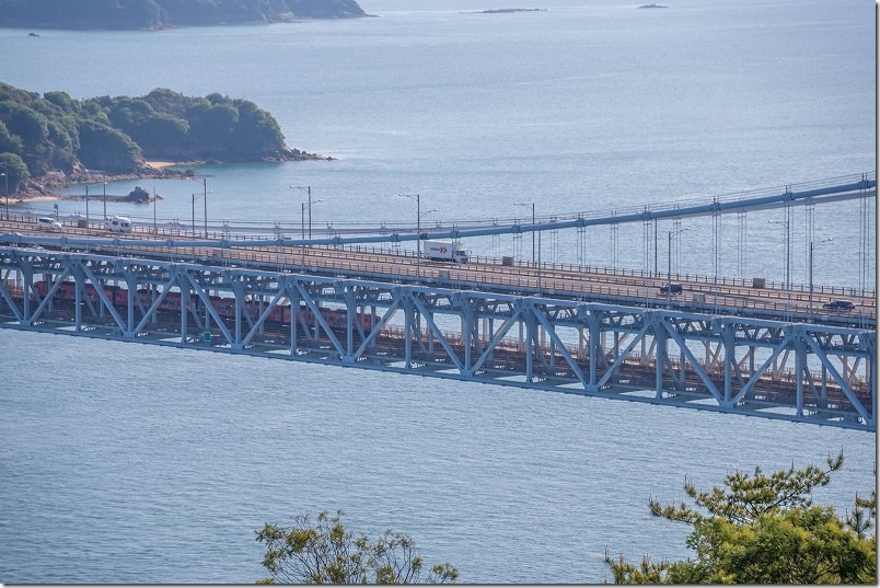 瀬戸大橋を渡るアンパンマン列車