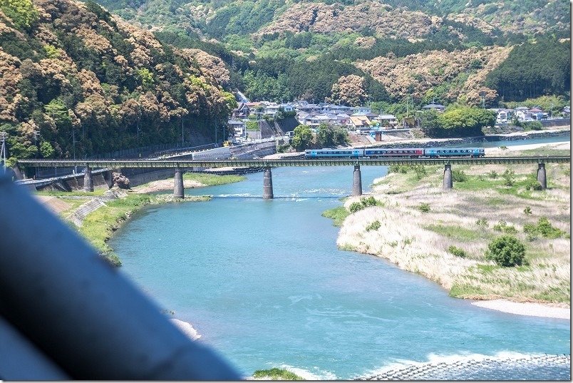 大洲城の天守とJR予讃線、列車と鉄橋。すずめの戸締まり