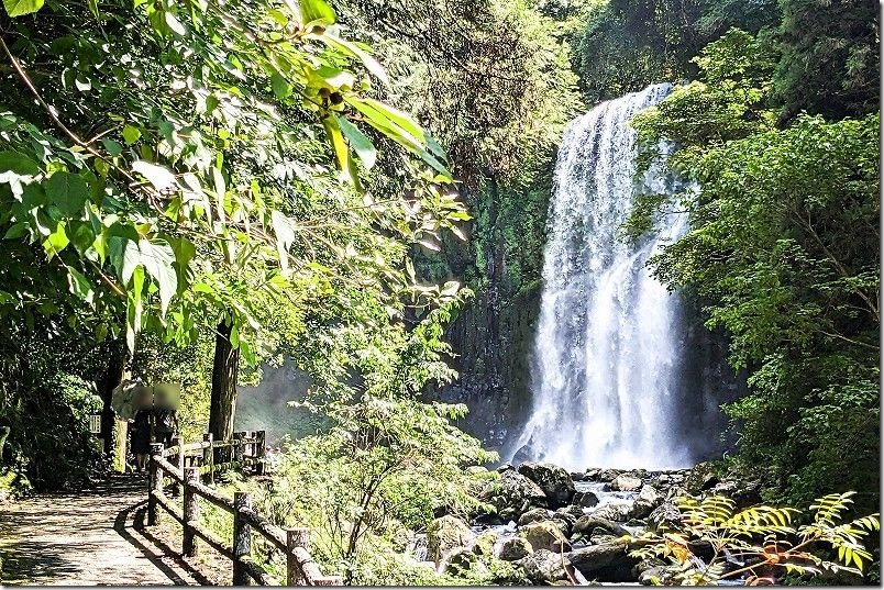 駐車場から桜滝へ遊歩道を散策、水しぶき、天ヶ瀬温泉