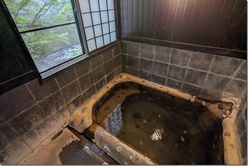 筋湯温泉「花しのぶ」の家族風呂、内湯、温度調整